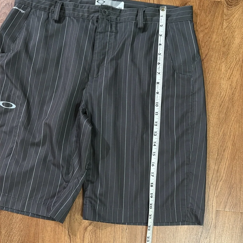 Oakley Hydrolix Men Sz 36 Grey White Stripes Zip Shorts - Picture 5 of 9